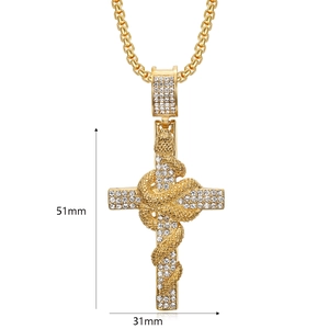 Vue détaillée du pendentif croix serpent dorée avec marquages de mesure 51mm sur 31mm