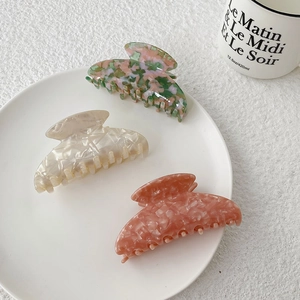 Lot de trois grandes pinces à cheveux en acétate avec motifs floraux et marbrés