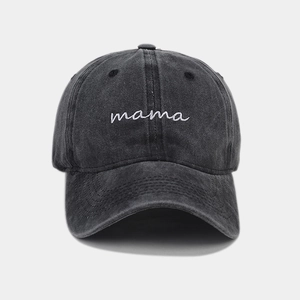 Détail de la broderie blanche 'mama' sur une casquette de baseball en coton délavé gris foncé