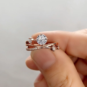 Close-up van de roségouden ring met planetaire baan en fonkelende zirkonia's