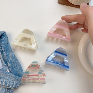 Mollette per capelli a triangolo minimaliste in acetato con varie strisce colorate