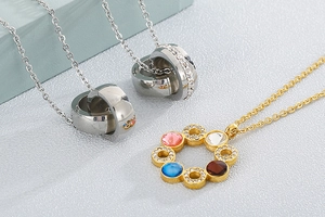 Detail von Kristall-Anhängern in Silber-Doppelringen und Gold-Edelstein-Stilen für Damen