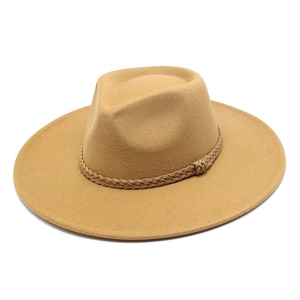 Dettaglio di cappello in lana kaki con fascia a treccia spessa e corona a goccia