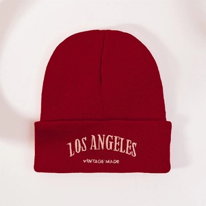 Gros plan d'un bonnet bordeaux avec broderie détaillée Los Angeles Vintage