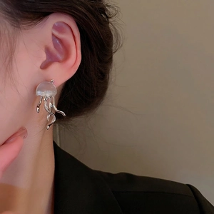 Orecchini a forma di medusa bianca opaca con tentacoli in argento per un look marino