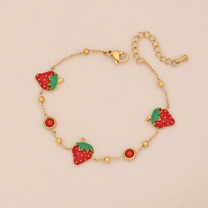 Collana in acciaio dorato con graziosi ciondoli a fragola in smalto rosso e perline rosse