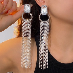 Boucles d'oreilles élégantes à pampilles argentées avec cristaux pour un look de luxe