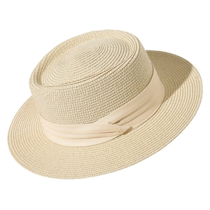 Dettaglio cappello di paglia beige chiaro con nastro largo e trama intrecciata fine