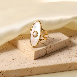 Bague en acier inoxydable doré 18K avec nacre ovale et détail soleil sur pierre