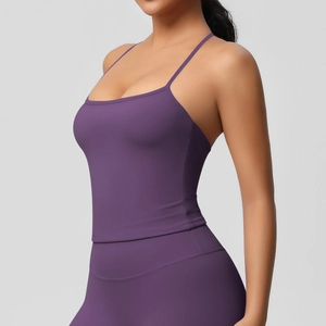 Dettaglio del set da yoga viola scuro con top a spalline e leggings a vita alta