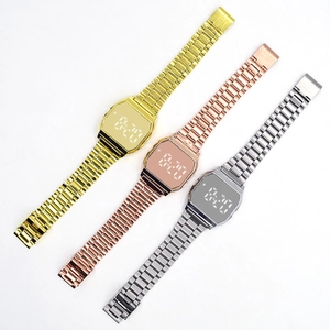 Diagonalansicht von quadratischen LED-Uhren in Gold, Roségold und Silber-Metallband