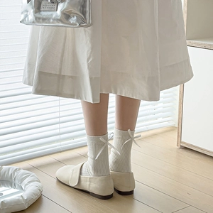 Japanese style white bow mid-tube socks paired with silver mirror bag and beige shoes