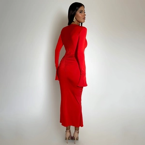 Detalle de vestido largo rojo ajustado con mangas largas acampanadas y pliegues traseros