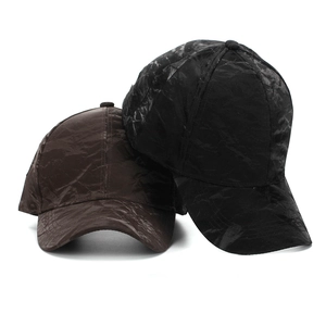 Casquettes de baseball minimalistes en cuir noir et marron foncé avec effet froissé