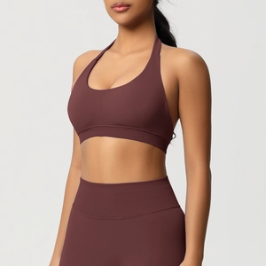 Détail du soutien-gorge de sport dos nu sans couture et legging taille haute en rouge vin
