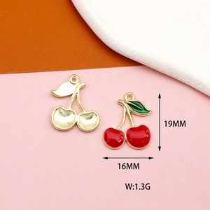 Détail macro du pendentif cerise en alliage avec dimensions 19mm x 16mm pour bijoux DIY