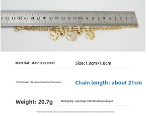 Détails du bracelet carte dorée montrant les mesures de 21cm de long et 1,8cm de pendentif