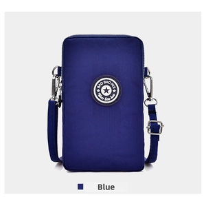 Détail de la fermeture éclair supérieure et de la bandoulière réglable de ce sac à téléphone bleu
