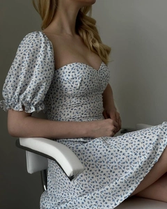 Détail d'une robe fleurie française vintage avec manches bouffantes et motif bleu blanc