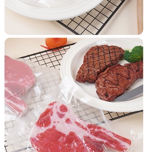 Dettaglio del modello di bistecca Tomahawk artificiale sottovuoto con venature realistiche