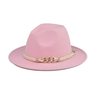 Detailaufnahme des rosa Fedora-Hutes mit dekorativer Goldkette und gewebtem Band