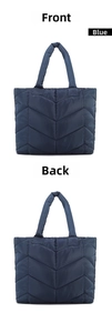 Detail der blauen gesteppten Puffer-Tasche mit Vorder- und Rückseite und V-Steppnähten
