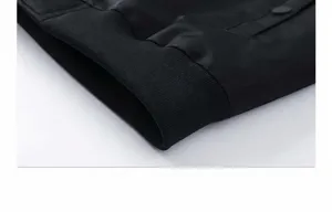 Gros plan sur l'ourlet en tricot côtelé et la poche d'un blouson aviateur noir