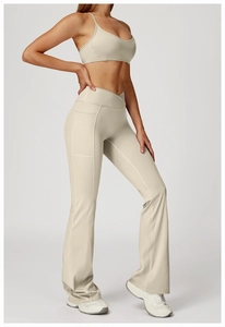 Vue latérale du pantalon de yoga évasé beige avec taille croisée et poches latérales
