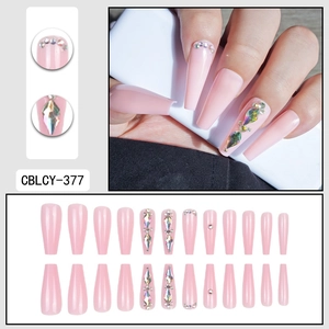 Unghie finte lunghe a ballerina rosa con strass e finitura extra lucida