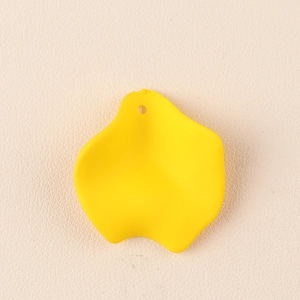 Orecchini a perno minimalisti a petalo in acrilico giallo con finitura perlata donna