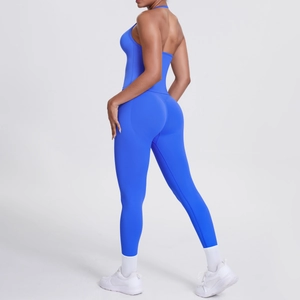 Detailansicht des königsblauen Halter-Yoga-Tops und der hochtaillierten Leggings