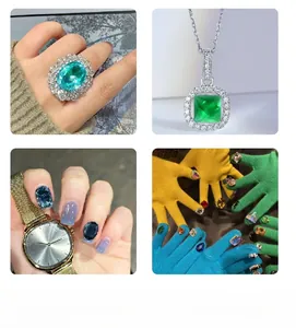 Collage con anello smeraldo, pendente verde, orologio d'oro e gemme colorate