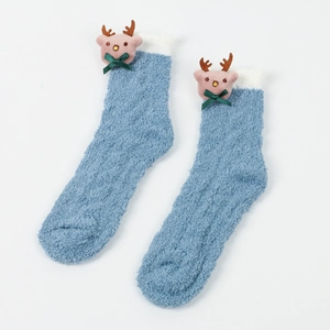 Nahaufnahme blaue Korallenfleece-Socken mit rosa Hirschpuppe und weißem Kunstpelzbesatz