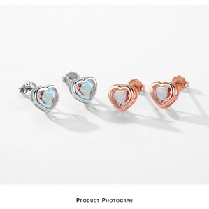 Vue macro de boucles d'oreilles cœur en argent 925 avec opale colorée et poinçon S925