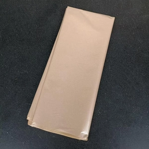 Dettaglio di carta perlata marrone metallizzato per bouquet di fiori e regali di lusso