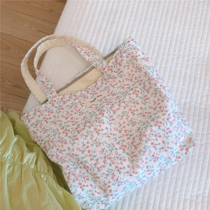 Détail du sac en coton fleuri avec fermeture éclair et étiquette Simple Wish