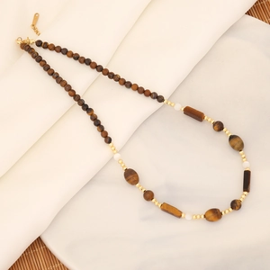 Detalle de collar de cuentas con piedras ojo de tigre marrón y cierre de metal dorado