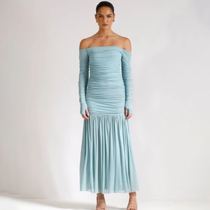 Détail de la robe longue bleu clair à épaules dénudées avec corps froncé et manches