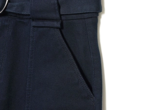 Dettaglio dei pantaloni cargo blu navy con trama in twill, passante e apertura tasca