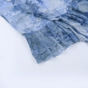 Gros plan détaillé du tissu à imprimé marbre bleu avec bords à volants délicats