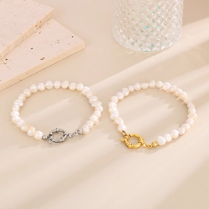 Détails de bracelets en perles d'eau douce avec fermoirs à ressort en or et argent sur pierre