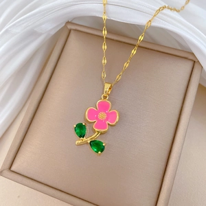 Collier en acier titane doré avec fleur en émail rose et pendentif cristal vert