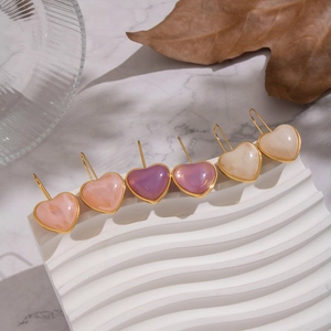 Trois paires de boucles d'oreilles cœur en résine rose, violette et blanc crème