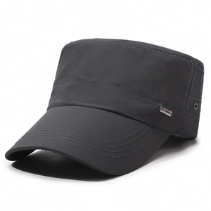 Dunkelgraue Flat-Top-Militärmütze mit atmungsaktivem Mesh und modischem Metallemblem