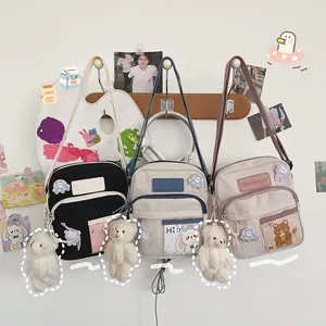 Détail de sacs à bandoulière en toile colorés avec d'adorables oursons en peluche