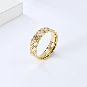Bague en acier doré à motif damier sertie de zircons vue sous un angle latéral