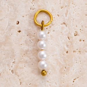 Eleganter 18k vergoldeter Edelstahlanhänger mit vier weißen Perlen und kleiner Goldperle
