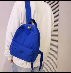 Nahaufnahme des blauen Segeltuch-Rucksacks mit Front-Reißverschlussfach und großem Hauptfach