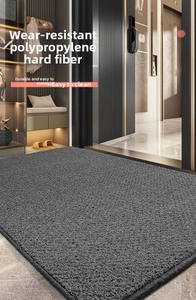 Gros plan du tapis d'entrée commercial gris foncé avec fibres grattoirs durables