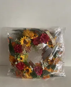 Ghirlanda del raccolto con foglie di acero e girasoli in busta di plastica